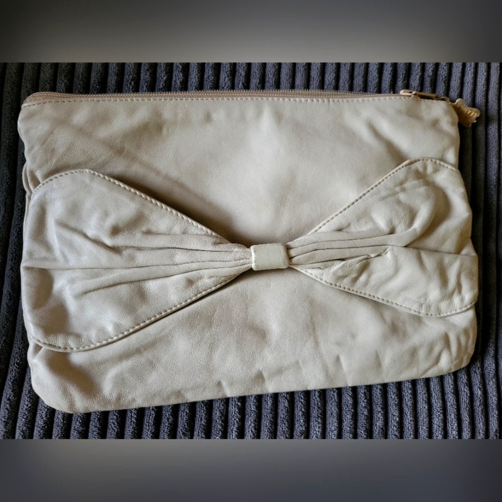 Clutch handbag